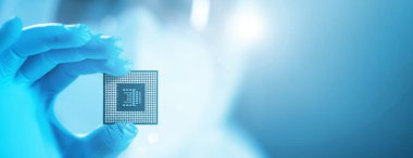 Profesyonel bilim adamı, mikro elektronik ve işlemcilerin araştırılması ve geliştirilmesi için modern bir bilim laboratuvarında çalışıyor. Mikroişlemci imalat işçisi bilgisayar teknolojisi kullanıyor.