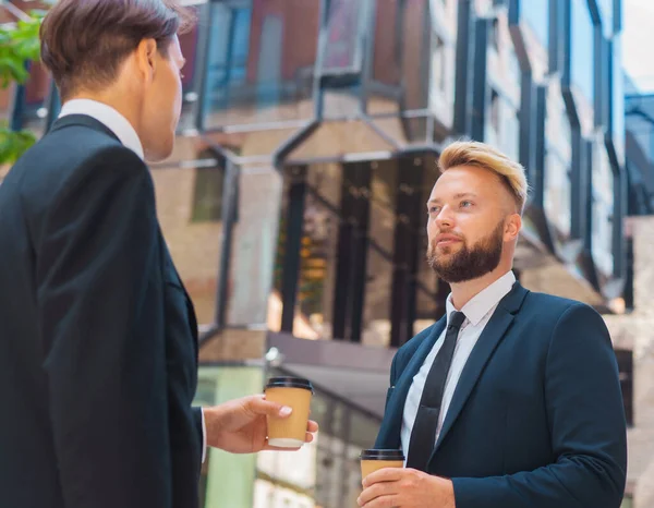 Zelfverzekerde Zakenman Zijn Collega Tegenover Modern Kantoorgebouw Financiële Investeerders Formele — Stockfoto