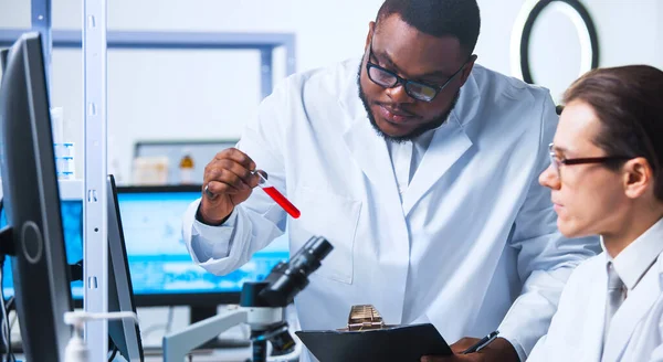 Modern Fütürist Laboratuvarında Maymun Çiçeği Araştırması Yapan Profesyonel Doktorlar. Klinik Hastanesi 'nde laboratuvar deneyleri. Bilim ve Tıp Konsepti.