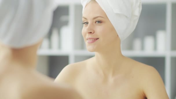 Young Girl Sitting Front Make Mirror Bathroom Applying Skin Cream — Stock Video