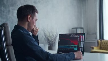 Kripto Para Tüccarı iş yerinde bir bilgisayarın önünde. Hisse Düzeltme Çizelgesi ile birlikte dizüstü bilgisayar monitörü. İş, Borsa ve Kripto Ticareti Konsepti.