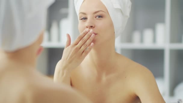 Jovem Está Sentada Frente Espelho Maquiagem Banheiro Aplicando Creme Para — Vídeo de Stock