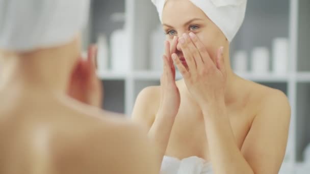Genç Kız Tuvalette Makyaj Aynası Nın Önünde Oturuyor Cilt Kremi — Stok video