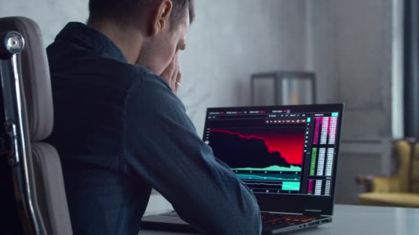 Cryptocurrency Trader Sul Suo Posto Lavoro Fronte Computer Monitor Laptop — Video Stock