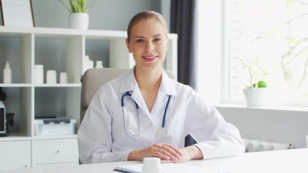 Dottore Lavora Nell Ufficio Medico Donna Cappotto Bianco Luogo Lavoro — Video Stock