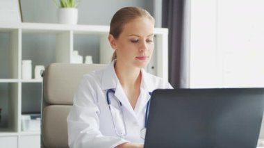 Doktor muayenehanede çalışıyor. Beyaz Önlüklü Kadın. Bir hastanede ya da klinikte profesyonel bir kadın terapistin işyeri. Sağlık ve Tıp Konsepti.