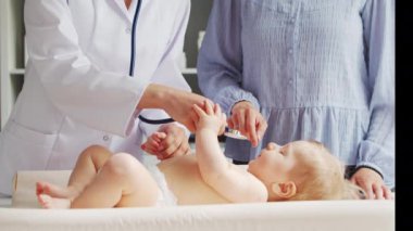 Doktor muayenehanede çalışıyor. Beyaz Önlüklü Kadın. Bir hastanede ya da klinikte profesyonel bir kadın terapistin işyeri. Sağlık ve Tıp Konsepti.