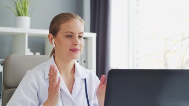 Doctor Trabaja Oficina Médica Mujer Capa Blanca Lugar Trabajo Una — Vídeos de Stock