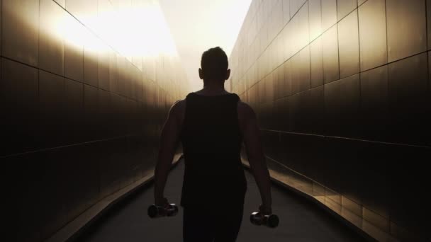 Young Muscular Man Doing Sports Sunset Entrenamiento Joven Atleta Fuerte — Vídeos de Stock