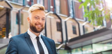 Modern ofis binasının önünde duran bir iş adamı. Dışarıdaki finans yatırımcısı. Bankacılık ve iş konsepti.