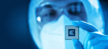 Profesyonel bilim adamı, mikro elektronik ve işlemcilerin araştırılması ve geliştirilmesi için modern bir bilim laboratuvarında çalışıyor. Mikroişlemci imalat işçisi bilgisayar teknolojisi kullanıyor.