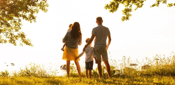 Glücklich Liebende Familie Die Licht Des Sonnenuntergangs Freien Spazieren Geht — Stockfoto