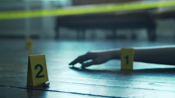 故人の家の犯罪現場の閉鎖 死んだ男 警察ライン 手がかりと証拠 連続殺人 刑事捜査の概念 — ストック動画