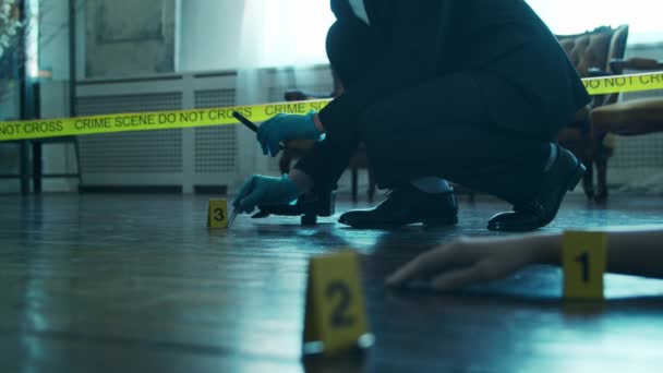 Detective Recogiendo Pruebas Una Escena Del Crimen Especialistas Forenses Haciendo — Vídeos de Stock