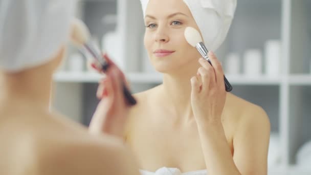 Young Girl Está Sentada Frente Espejo Maquillaje Baño Aplicando Una — Vídeos de Stock