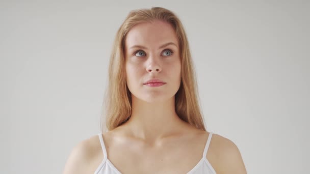 Młoda Piękna Blondynka Stoi Przed Kamerą Szarym Tle Portret Atrakcyjnej — Wideo stockowe