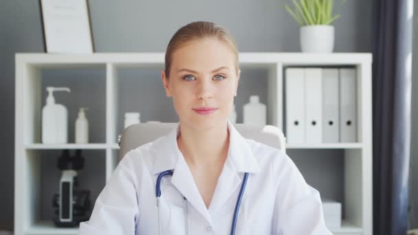 Dottore Lavora Nell Ufficio Medico Donna Cappotto Bianco Luogo Lavoro — Video Stock