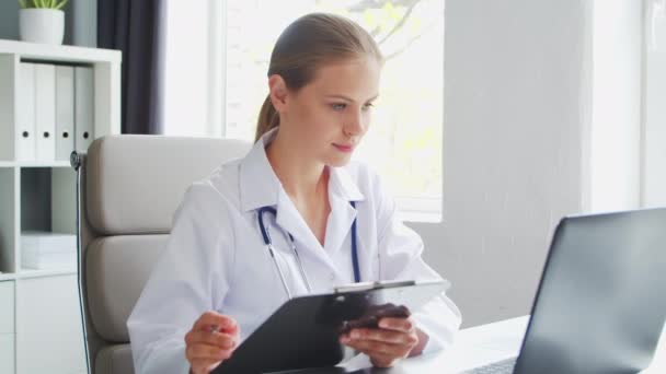医務室で働いている 白いコートの女 病院やクリニックにおける専門的な女性セラピストの職場 医療の概念 — ストック動画