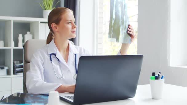 Dottore Lavora Nell Ufficio Medico Donna Cappotto Bianco Luogo Lavoro — Video Stock