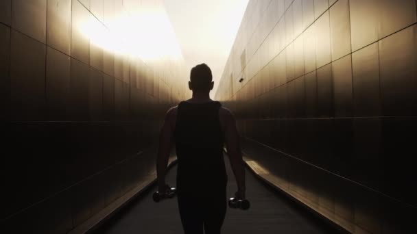 Young Muscular Man Doing Sports Sunset Entrenamiento Joven Atleta Fuerte — Vídeos de Stock