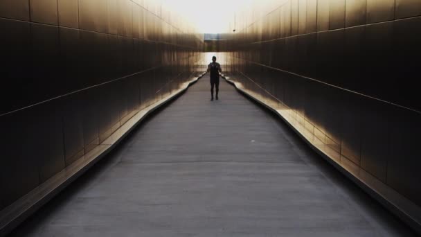 Jonge Gespierde Man Die Buiten Sport Doet Bij Zonsondergang Training — Stockvideo