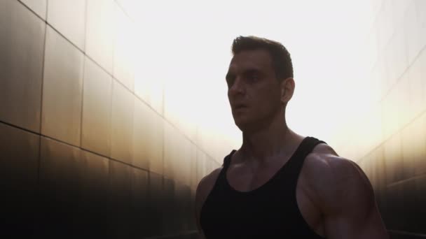 Young Muscular Man Doing Sports Sunset Inglês Treinamento Jovem Atleta — Vídeo de Stock
