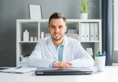 Doktor muayenehanede çalışıyor. Bir hastanede ya da klinikte profesyonel bir terapistin işyeri. Sağlık ve Tıp Konsepti.