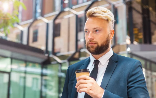 Biznesmen Stojący Przed Nowoczesnym Biurowcem Inwestor Finansowy Zewnątrz Koncepcja Bankowa — Zdjęcie stockowe