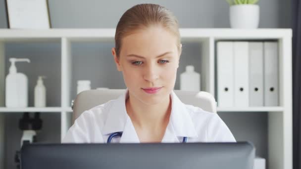 Orvos Orvosi Irodában Dolgozik Fehér Kabátos Egy Hivatásos Női Terapeuta — Stock videók