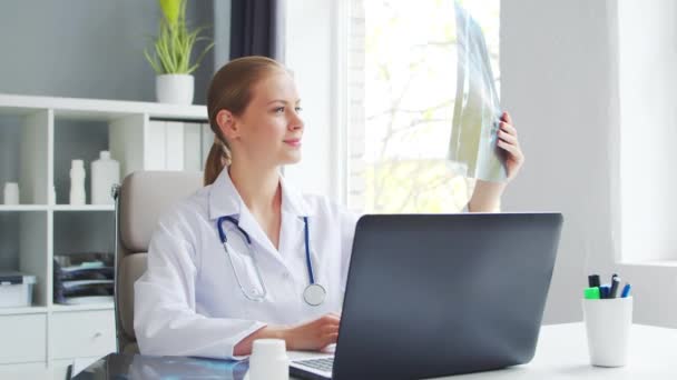 Doutor Trabalha Consultório Médico Mulher Casaco Branco Local Trabalho Uma — Vídeo de Stock