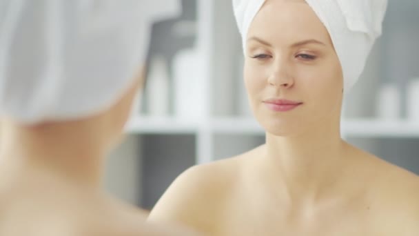 Young Girl Está Sentada Frente Espejo Maquillaje Baño Aplicando Una — Vídeos de Stock