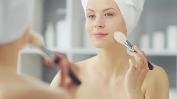 Jeune Fille Est Assise Devant Miroir Maquillage Dans Salle Bain — Video