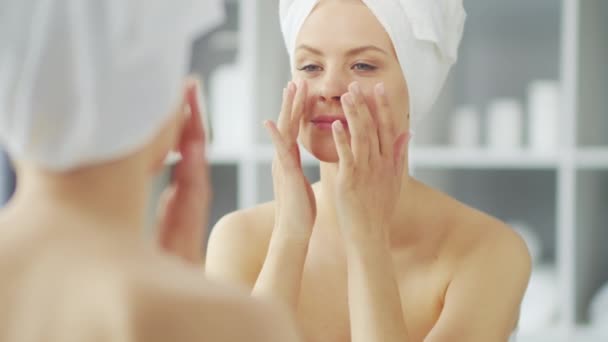 Young Girl Está Sentada Frente Espejo Maquillaje Baño Aplicando Una — Vídeos de Stock