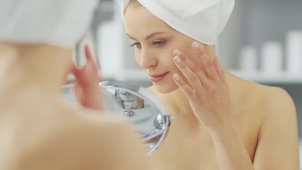 Young Girl Está Sentada Frente Espejo Maquillaje Baño Aplicando Una — Vídeo de stock