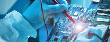 Profesyonel bilim adamı, mikro elektronik ve işlemcilerin araştırılması ve geliştirilmesi için modern bir bilim laboratuvarında çalışıyor. Mikroişlemci imalat işçisi bilgisayar teknolojisi kullanıyor.