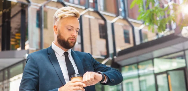 Geschäftsmann Steht Vor Einem Modernen Bürogebäude Finanzinvestor Freien Bank Und — Stockfoto