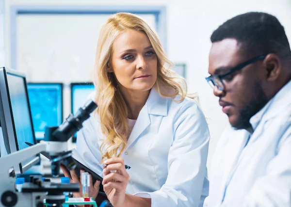 Médecins Professionnels Faisant Recherche Sur Variole Singe Dans Laboratoire Futuriste — Photo