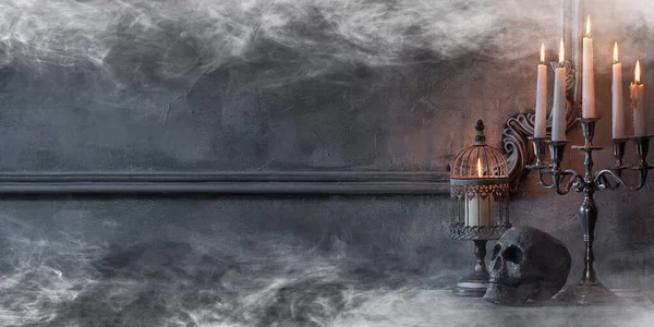 Mystischer Halloween Stillleben Hintergrund Totenkopf Leuchter Mit Kerzen Alter Kamin — Stockfoto