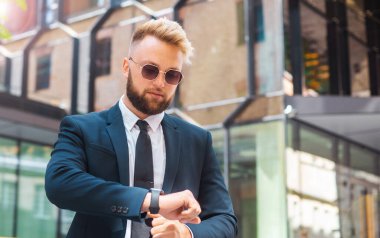 Modern ofis binasının önünde duran bir iş adamı. Dışarıdaki finans yatırımcısı. Bankacılık ve iş konsepti.