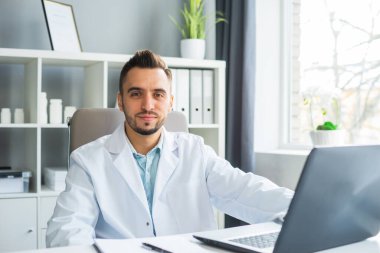 Doktor muayenehanede çalışıyor. Bir hastanede ya da klinikte profesyonel bir terapistin işyeri. Sağlık ve Tıp Konsepti.