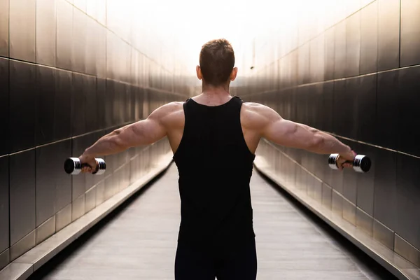 Young Muscular Man Doing Sports Sunset Entrenamiento Joven Atleta Fuerte —  Fotos de Stock