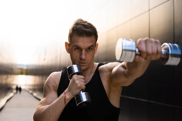 Young Muscular Man Doing Sports Sunset Entrenamiento Joven Atleta Fuerte —  Fotos de Stock