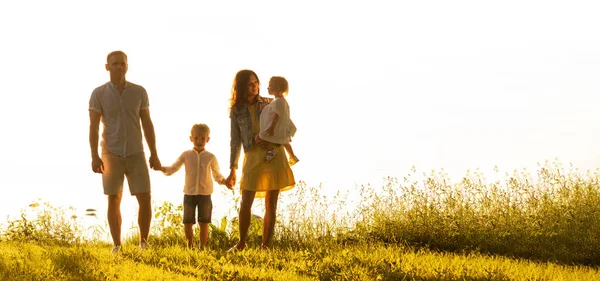 Glücklich Liebende Familie Die Licht Des Sonnenuntergangs Freien Spazieren Geht — Stockfoto