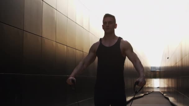 Молодой Мускулистый Человек Занимается Спортом Улице Сансет Тренировка Молодого Сильного — стоковое видео