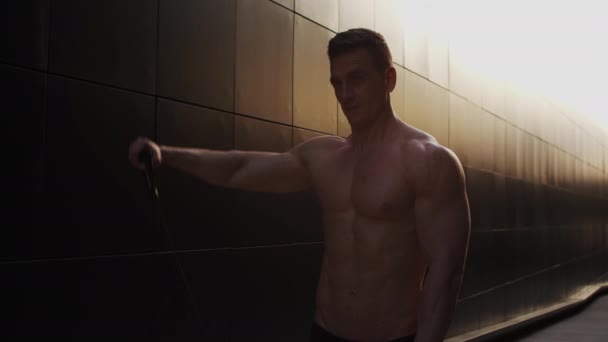 Young Muscular Man Doing Sports Sunset Inglês Treinamento Jovem Atleta — Vídeo de Stock