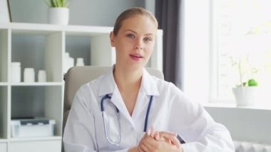 Doktor muayenehanede çalışıyor. Beyaz Önlüklü Kadın. Bir hastanede ya da klinikte profesyonel bir kadın terapistin işyeri. Sağlık ve Tıp Konsepti.