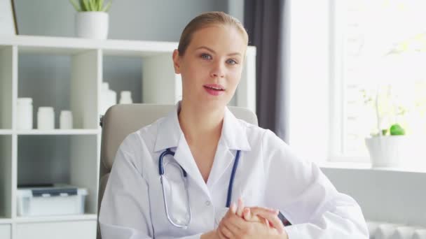 Γιατρός Δουλεύει Στο Ιατρικό Γραφείο Γυναίκα Λευκό Παλτό Χώρος Εργασίας — Αρχείο Βίντεο