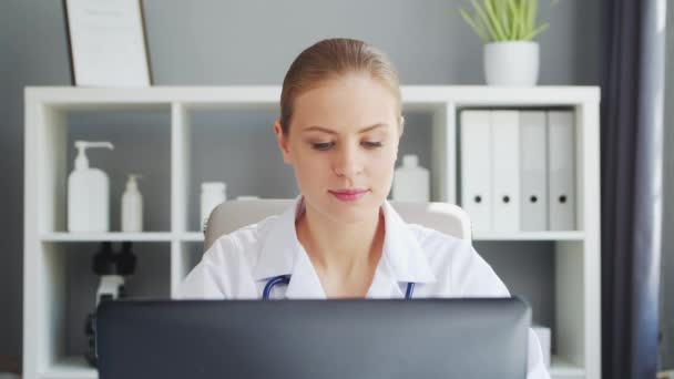 Dottore Lavora Nell Ufficio Medico Donna Cappotto Bianco Luogo Lavoro — Video Stock