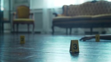 Bir Ölenler Evi 'nde Bir Olay Yeri İnceleme. Ölü adam, Polis Hattı, İpuçları ve Kanıtlar. Seri katil ve dedektif soruşturması kavramı.