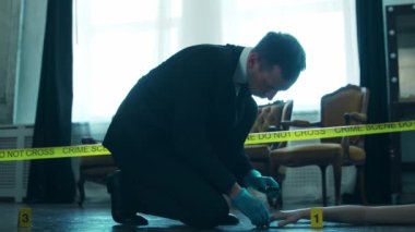 Dedektif Suç Mahalli 'nde Kanıt Topluyor. Adli Tıp Uzmanları Ölü Bir Kişinin Evinde Uzman Yapıyor. Profesyonel Polis Memuru 'nun Cinayet Soruşturması.